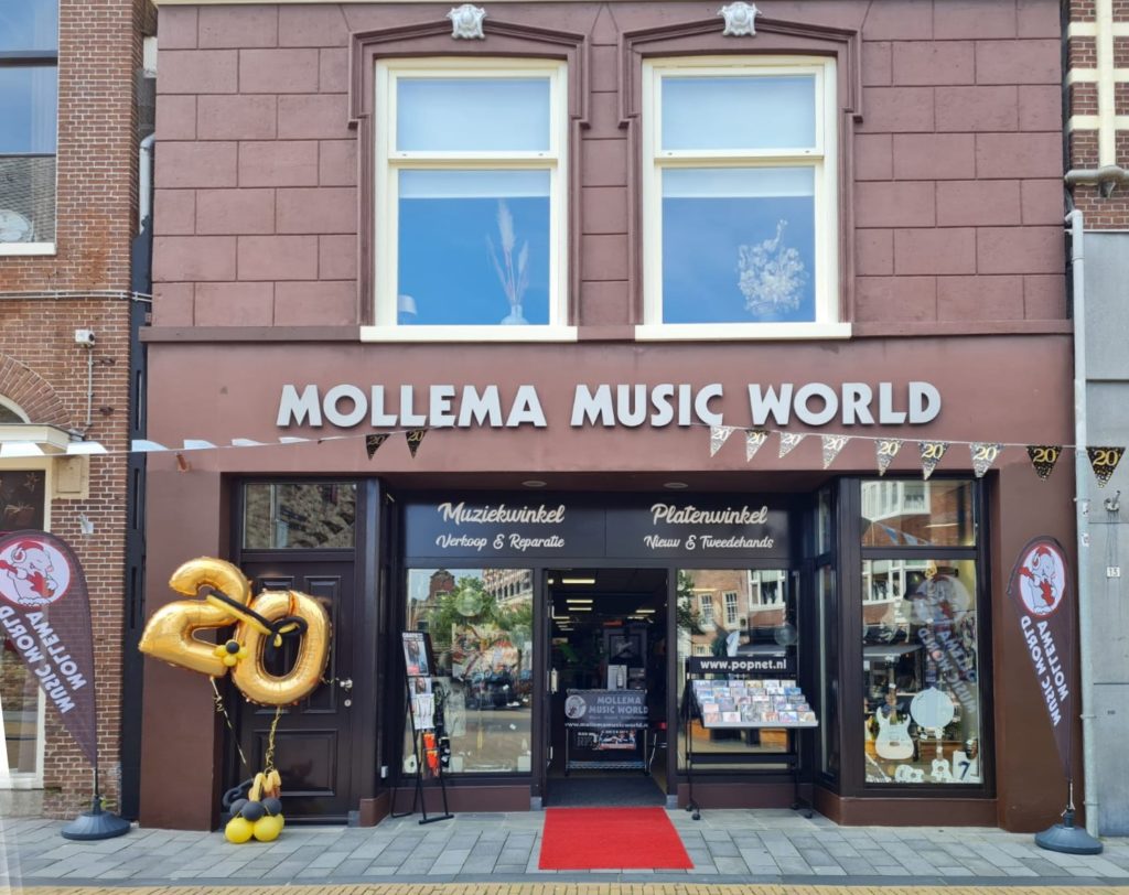 Mollema Music World versierde gevel 20 jaar.